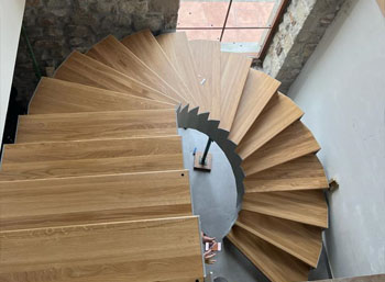 foto escalera de caracol de madera