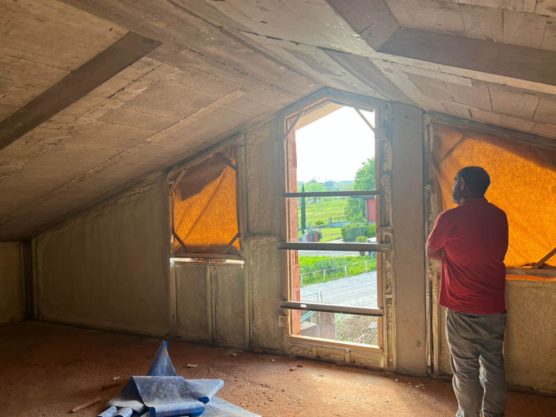 interior vivienda en reformas con techo aguardillado