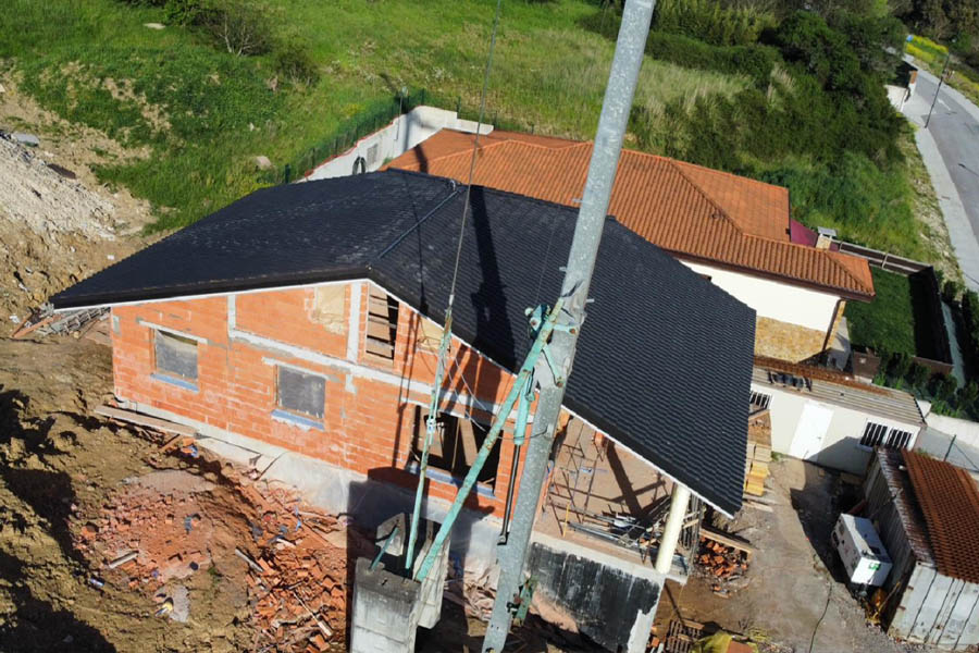 foto aerea de vivienda en reforma con paredes de ladrillo rojo y tejado oscuro