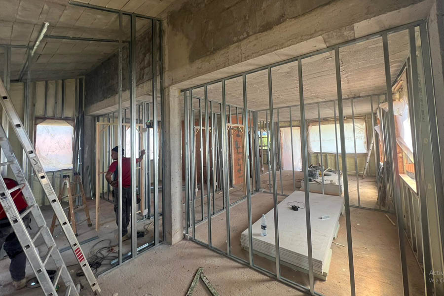 interior vivienda en reformas con perfiles y muros visibles