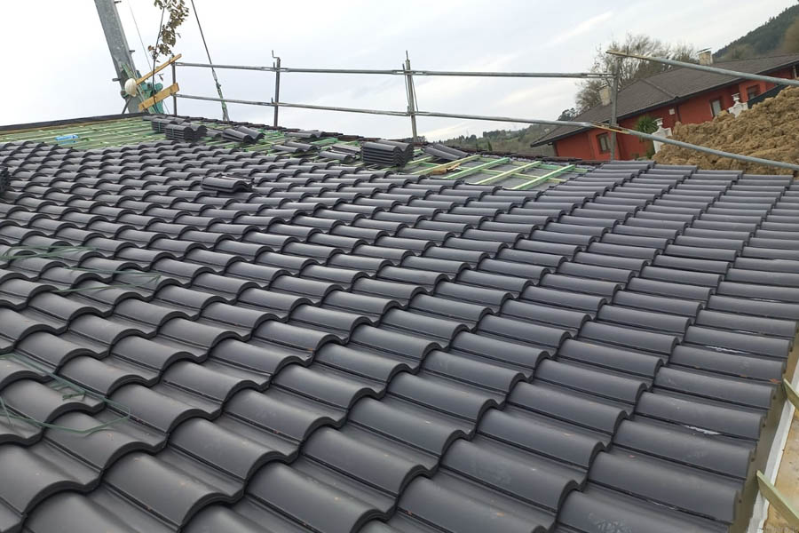 rehabilitación tejado con nuevas tejas oscuras