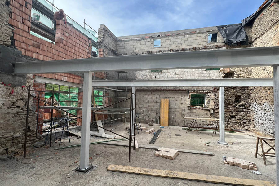 plataforma de metal dentro de vivienda en proceso de reconstrucción