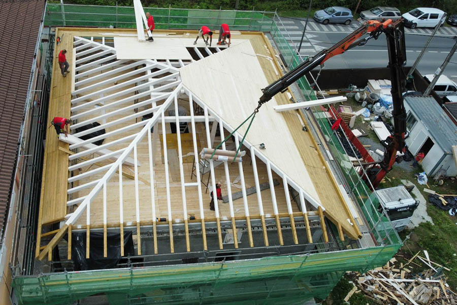 proceso de construcción de tejado con materiales de madera