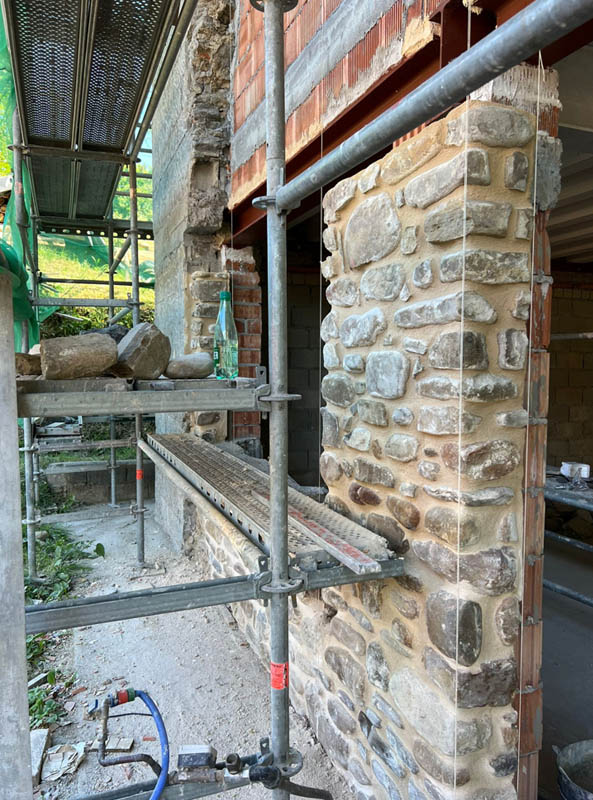 proceso obra vivienda pared de piedra