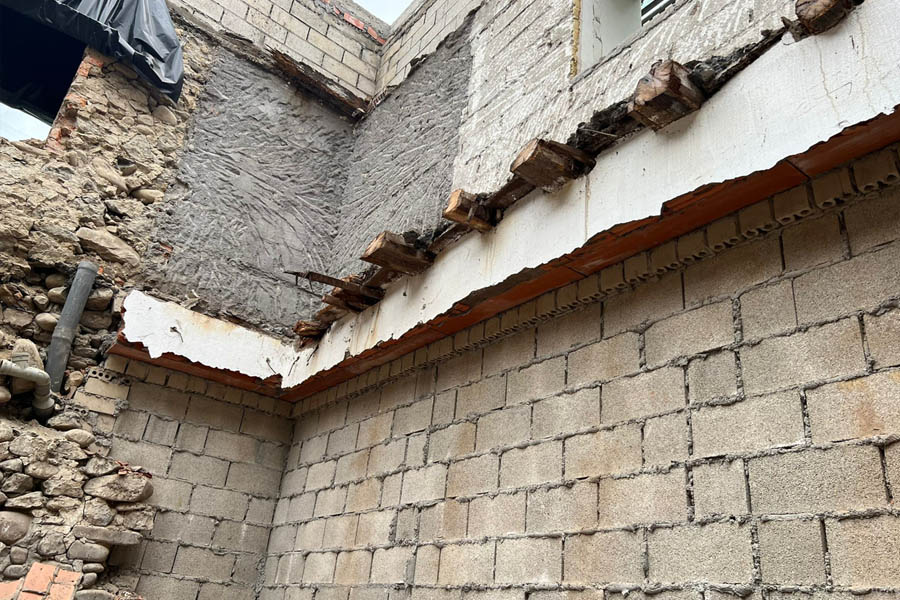 pared en proceso de reconstrucción