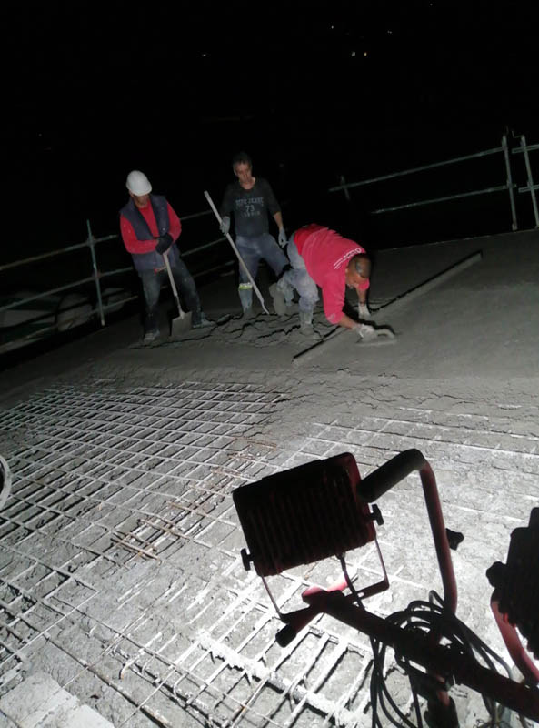 proceso de reconstrucción de vivienda en horario nocturno