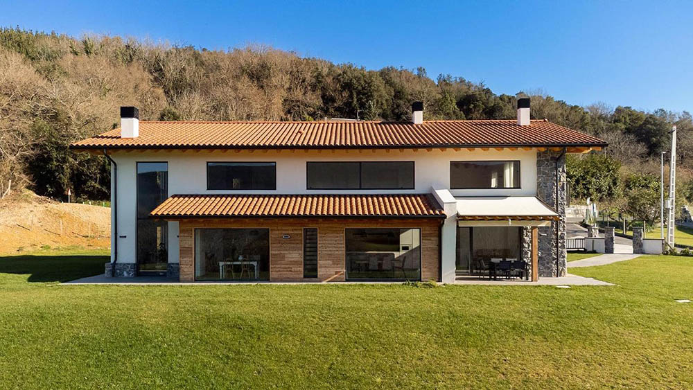 fachada exterior vivienda con detalles en madera y piedra