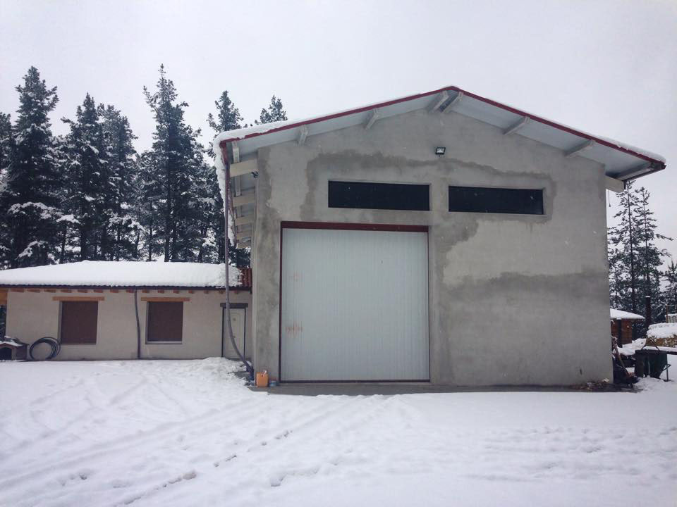 pabellón de hormigón en entorno nevado