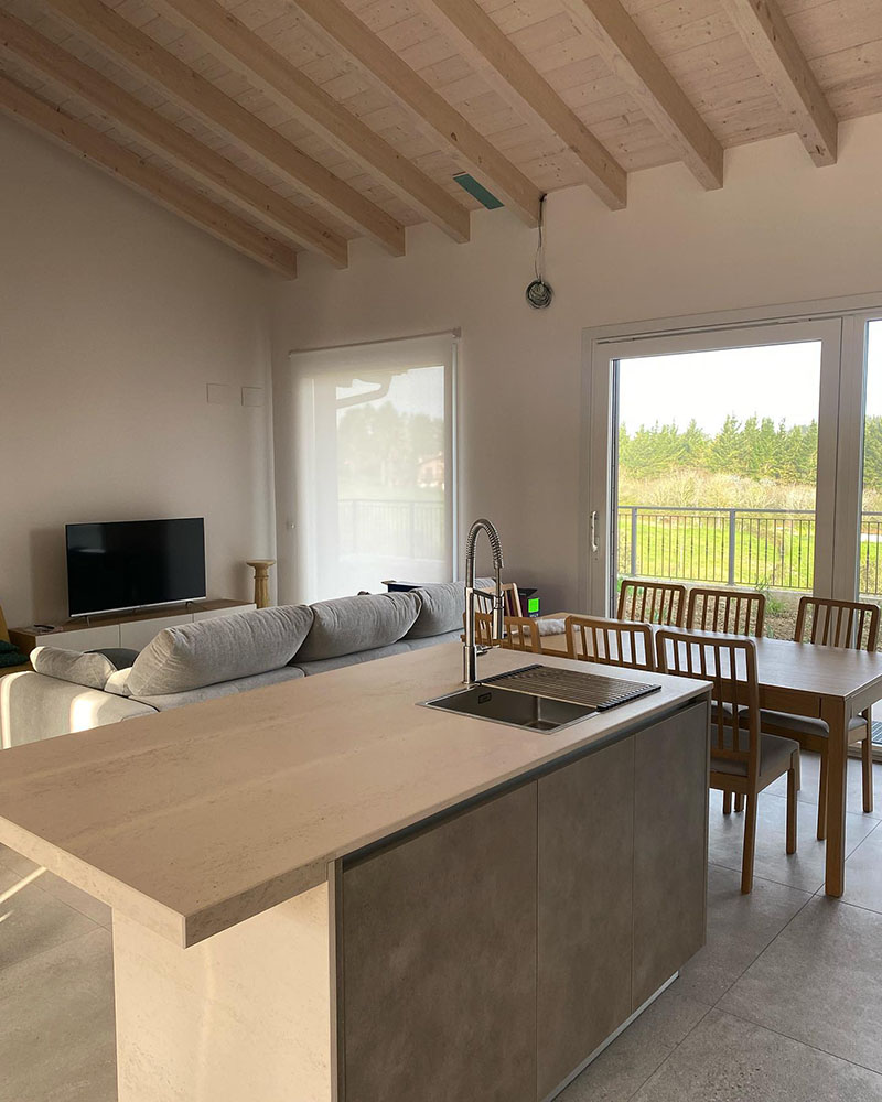 interior vivienda con techo con vigas visibles y decoración minimalista