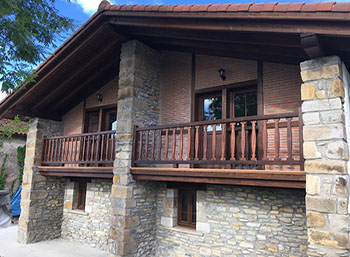 foto fachada caserío de piedra y detalles en madera