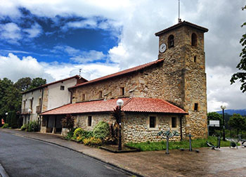 exterior ermita con fachada de piedra