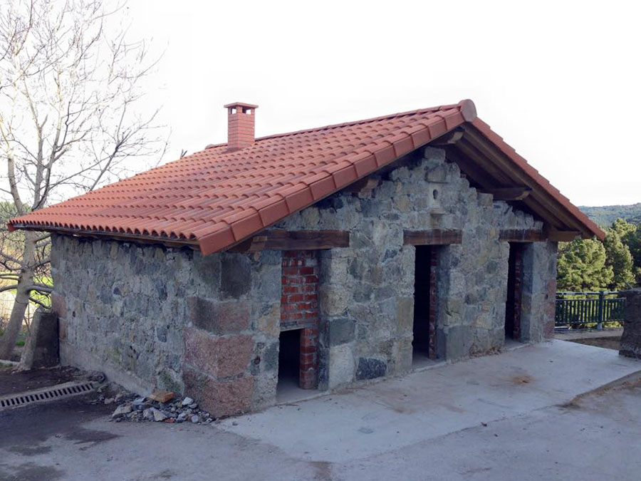 edificación de piedra con tejado