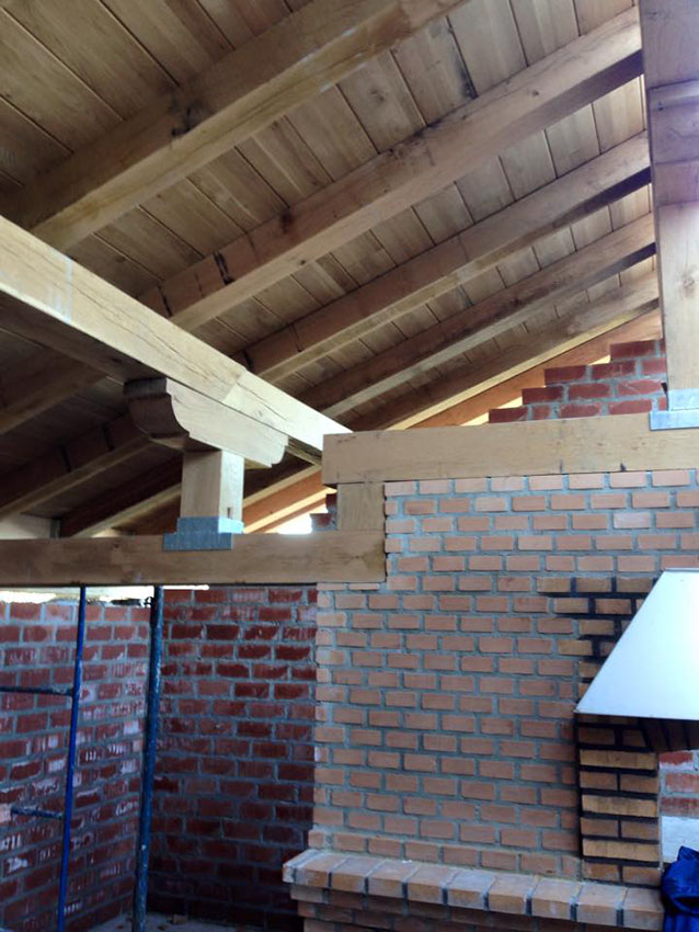 tejado de madera y paredes de ladrillo