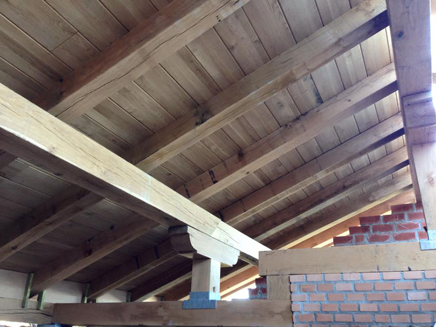 tejado de madera con vigas visibles