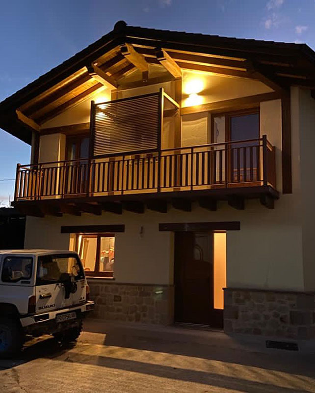 caserío vasco de noche iluminado