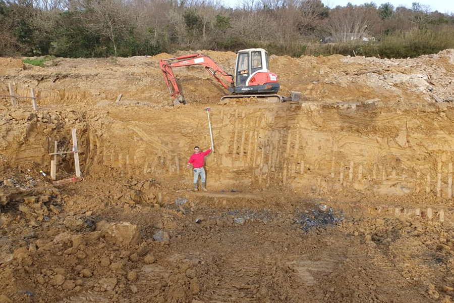 proceso excavación terreno con maquinaria pesada