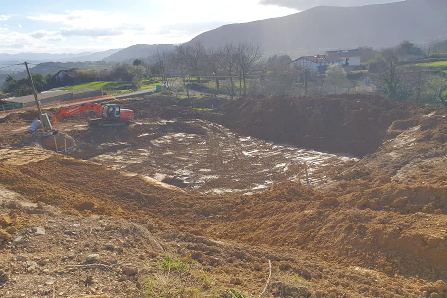 proceso excavación terreno con maquinaria pesada