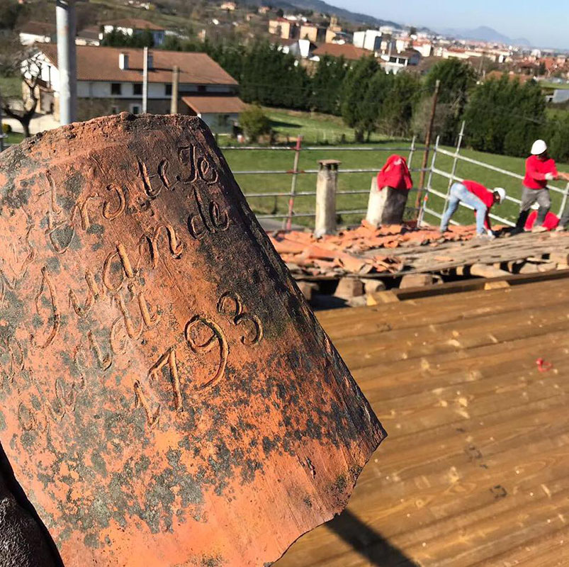 tejado y teja inscrita