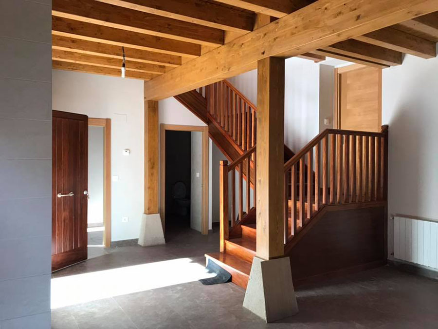 interior vivienda con tejado y vigas de madera