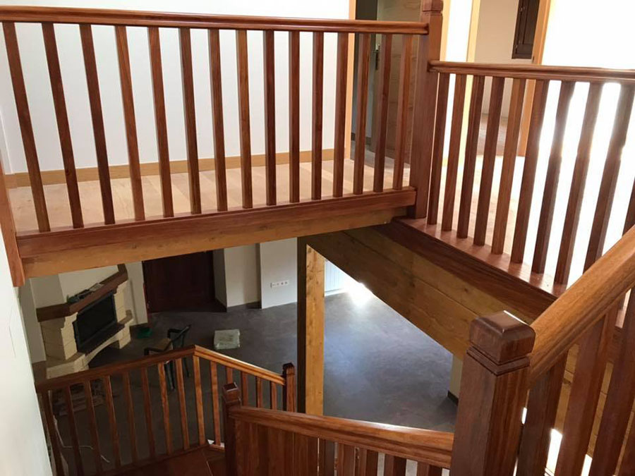 escaleras y barandillas de madera