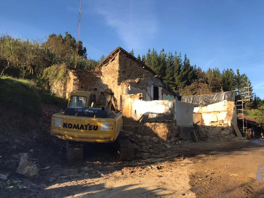 proceso de construcción con maquinaria pesada