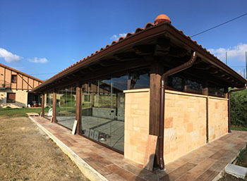 cenador en parcela con detalles en madera