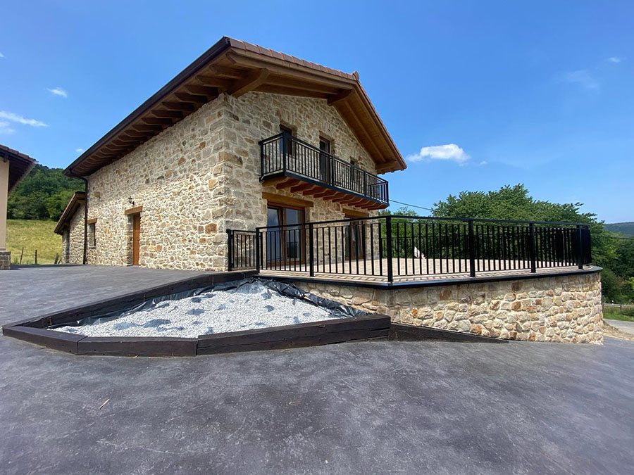 vivienda de piedra y estructura de madera