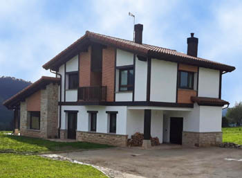 casa unifamiliar con detalles en madera