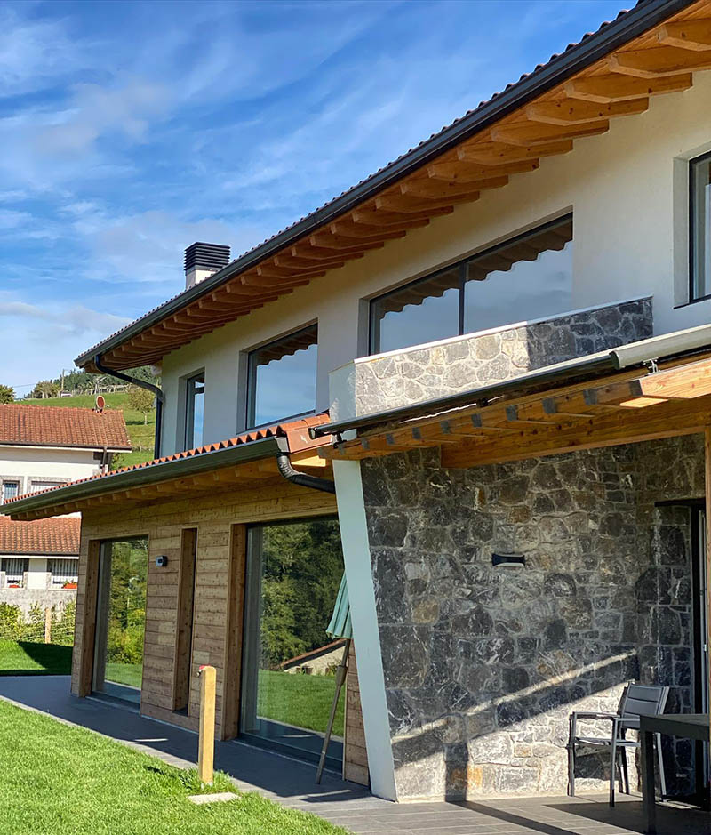 fachada con detalles en piedra y madera