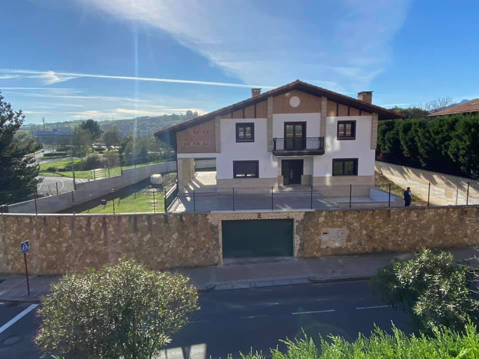 foto panorámica de vivienda de estilo caserío