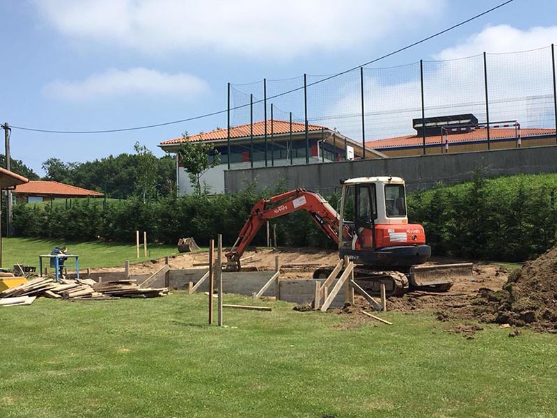 proceso de construcción de cenador con maquinaria pesada