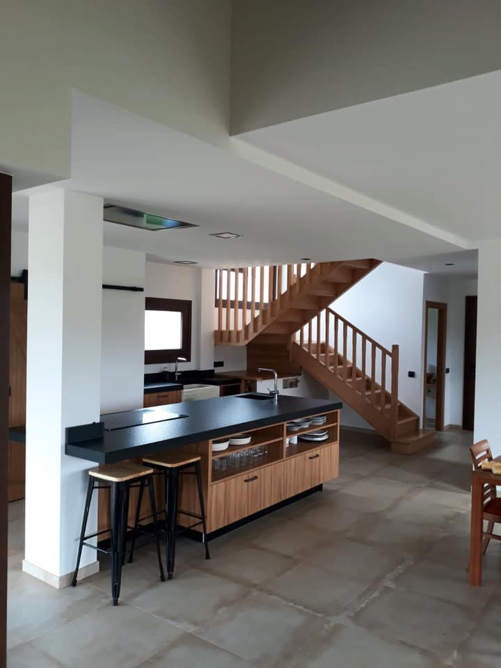 interior vivienda con diseño de interiores en madera y tonos negros