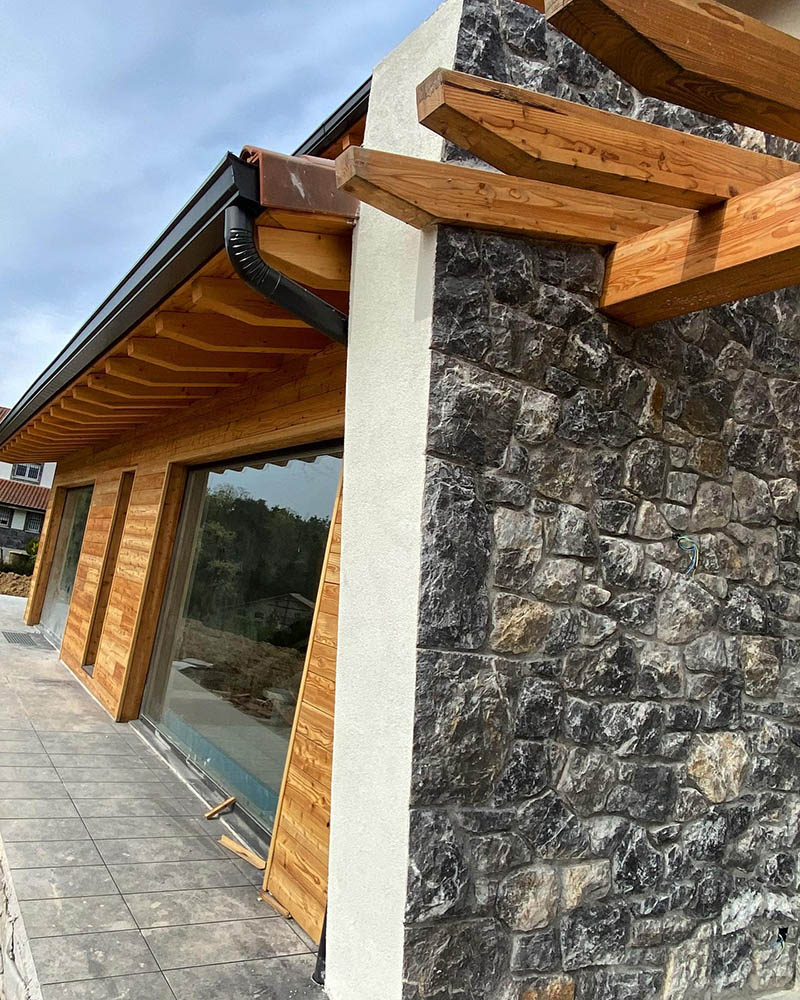 fachada de vivienda de piedra