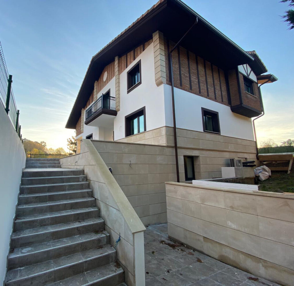 escaleras de acceso a vivienda de tipo caserío