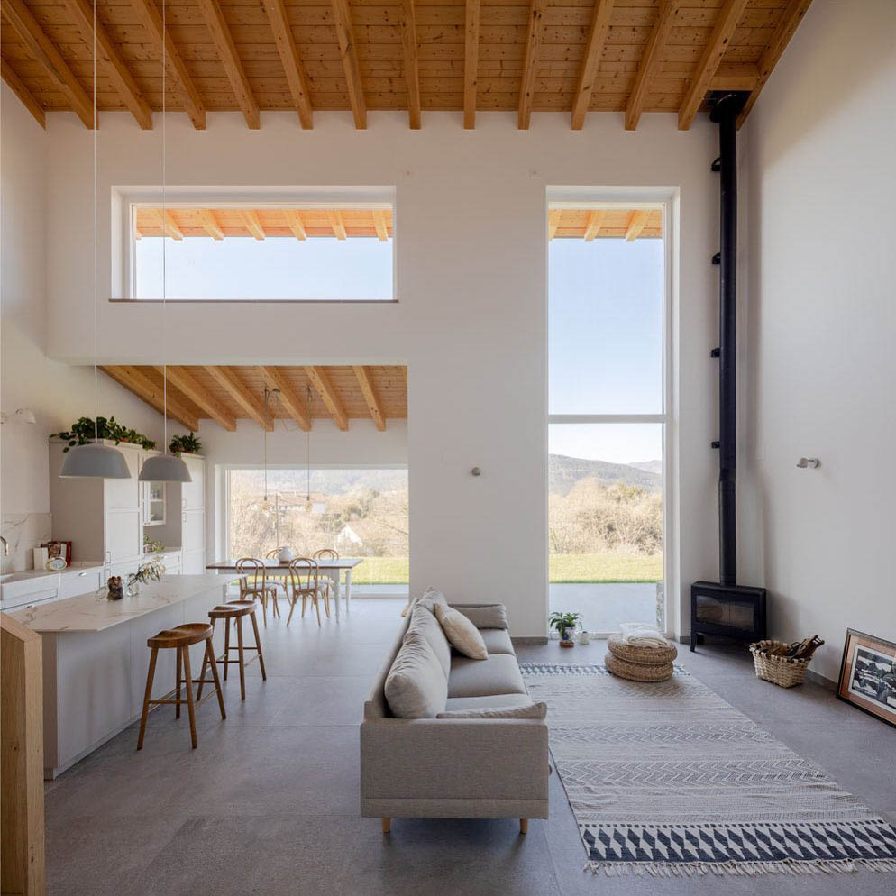 salón de estilo minimalista con ventanales