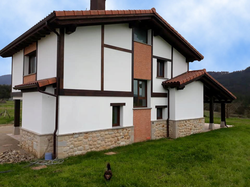 fachada vivienda con detalles en madera