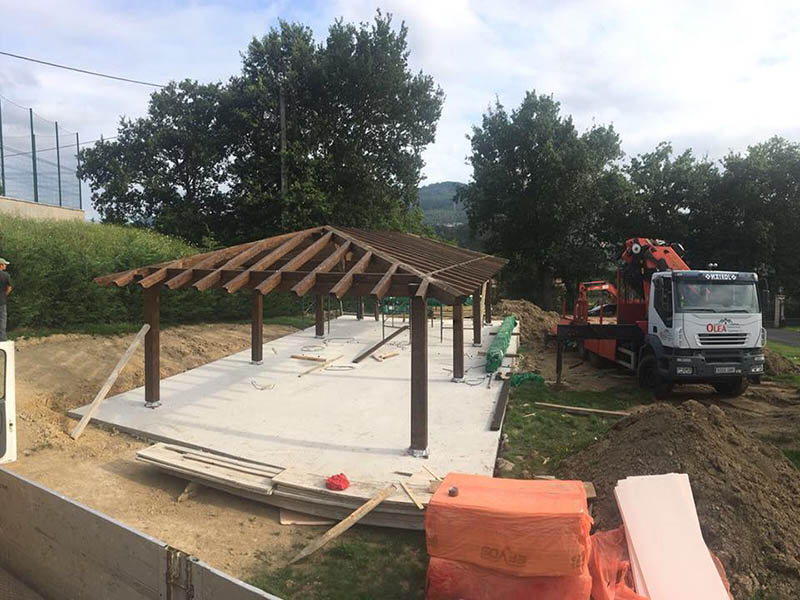 proceso de creación de estructura de madera para cenador exterior