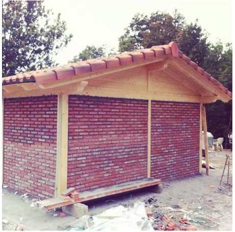 edificación con estructura de madera y paredes de ladrillo