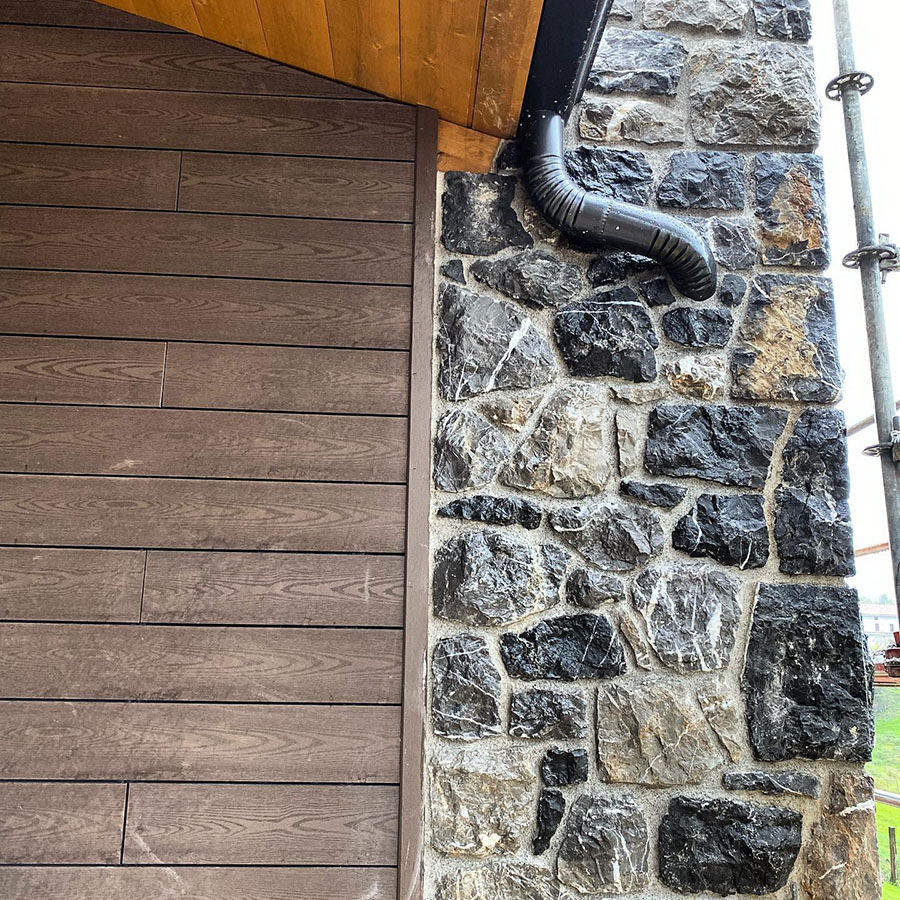 fachada vivienda de piedra y madera